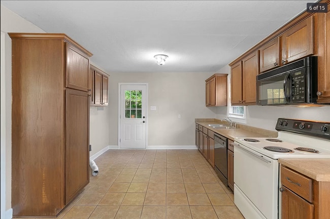 Building Photo - 140 Summar Dr