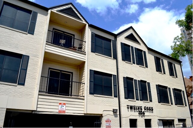 Foto del edificio - Twelve Oaks Condominiums