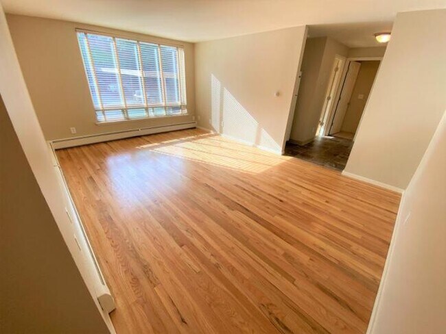 Building Photo - 1 bedroom in Seattle WA 98109
