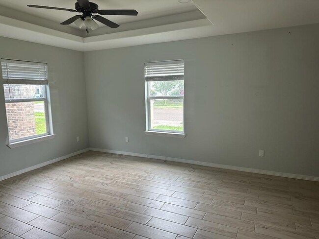 Building Photo - 2802 W Primrose Ave