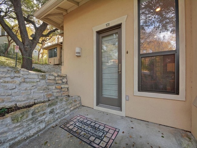 Building Photo - 1115 W 7th St