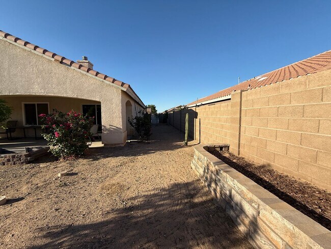 Building Photo - Updated Rental Available Now!