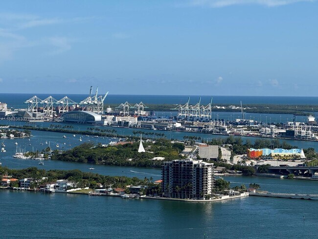 Foto del edificio - 700 NE 24th St