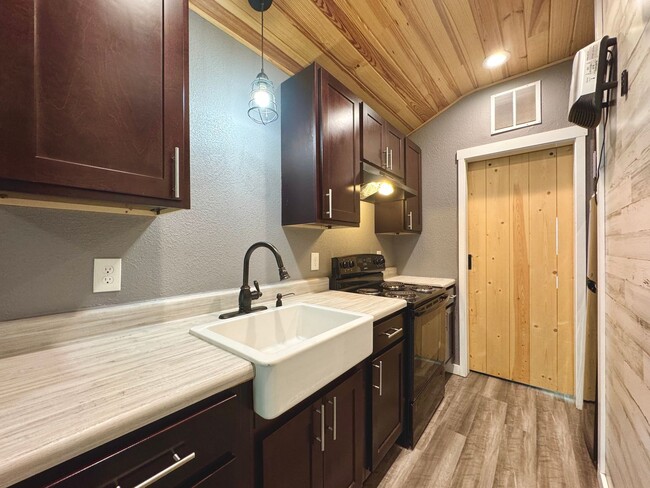 Building Photo - 1 Bedroom/1 Bathroom Tiny Home Cottage in Sulphur Rock