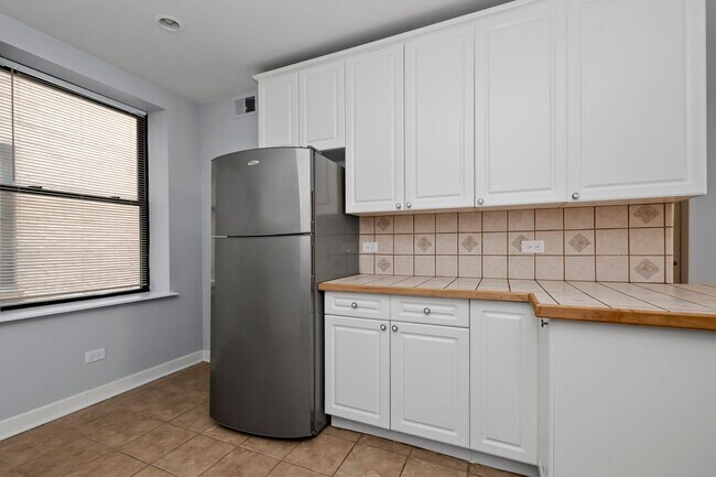 Building Photo - One Bedroom Unit in South Shore