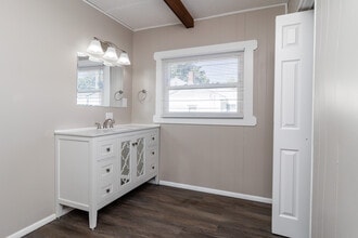 Building Photo - 300 N Park St