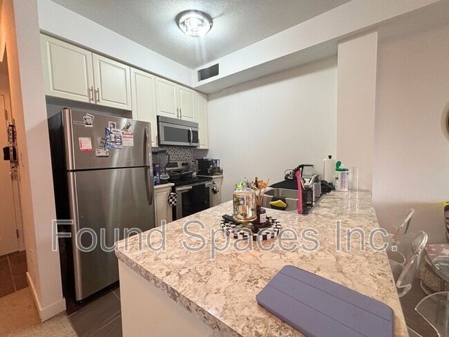 Building Photo - 125 Shoreview Pl