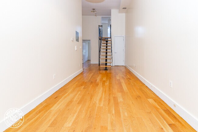 Foto del edificio - 242 Troutman St