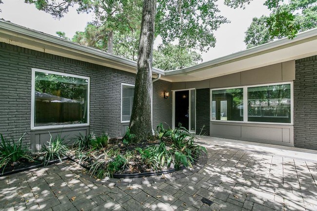 Building Photo - 10210 Hazelhurst Dr