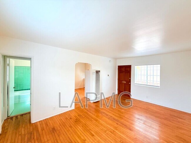 Foto del edificio - 637 Rose Ave