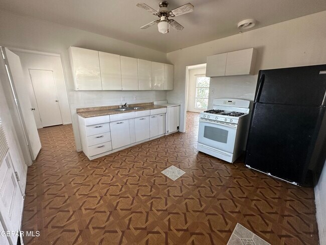 Foto del edificio - 7334 Alpine Dr