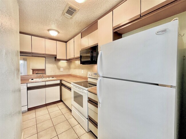 Photo - 800 W Collins St Townhome