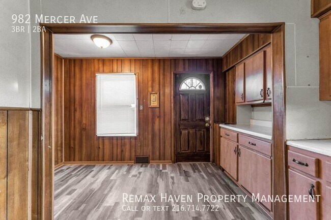 Foto del edificio - 982 Mercer,  Akron- Spacious 3 bedrooms 2 ...