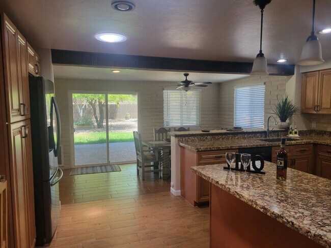Building Photo - 3 Bed 2 Bath