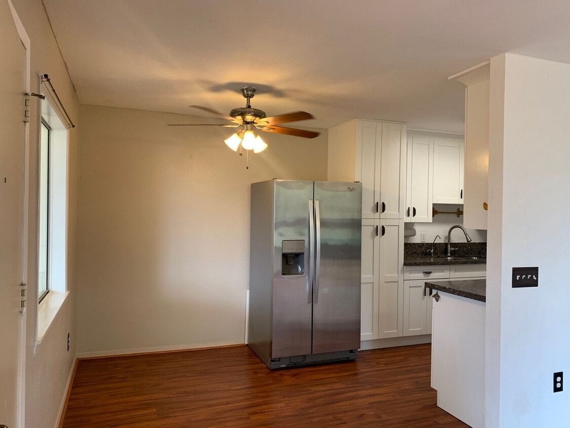 Foto principal - 2 bed 1 bath with 2 assigned parking in Ma...