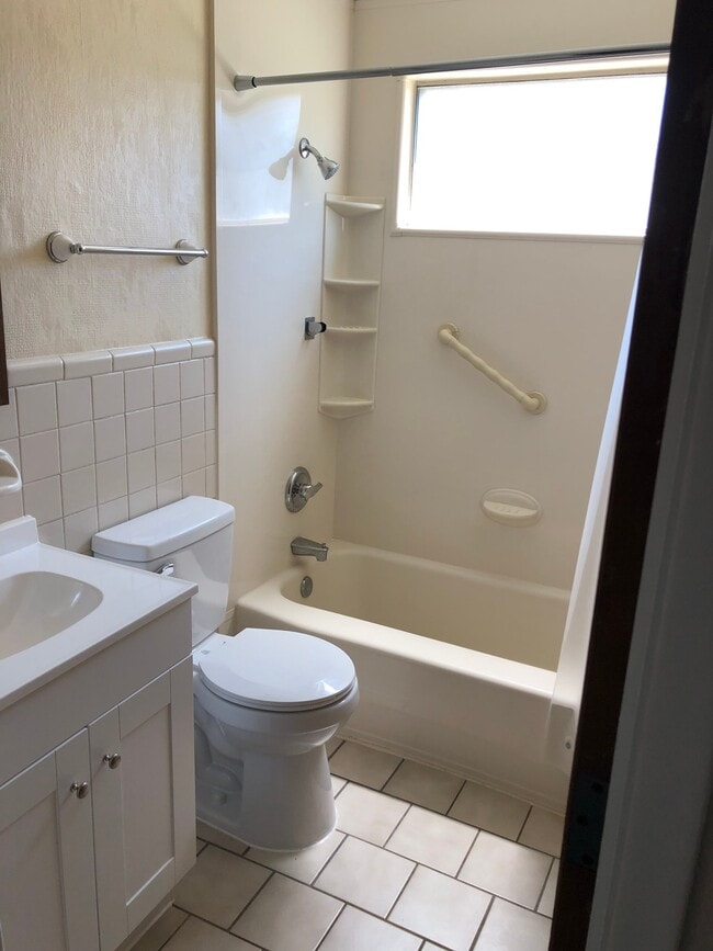 Building Photo - 12125 Hillcrest Pl