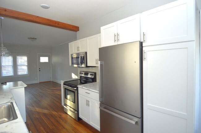 Building Photo - Spacious 4 Bed 2 Bath Home Lots of Storage