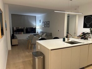 Building Photo - 3 Ct Square W