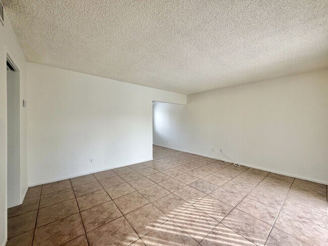 Foto del edificio - AVAILABLE NOW!! 2 Bedroom 1 Bath Apartment in Palm Desert! ****MOVE IN SPECIAL - 50% OFF ONE MONT...