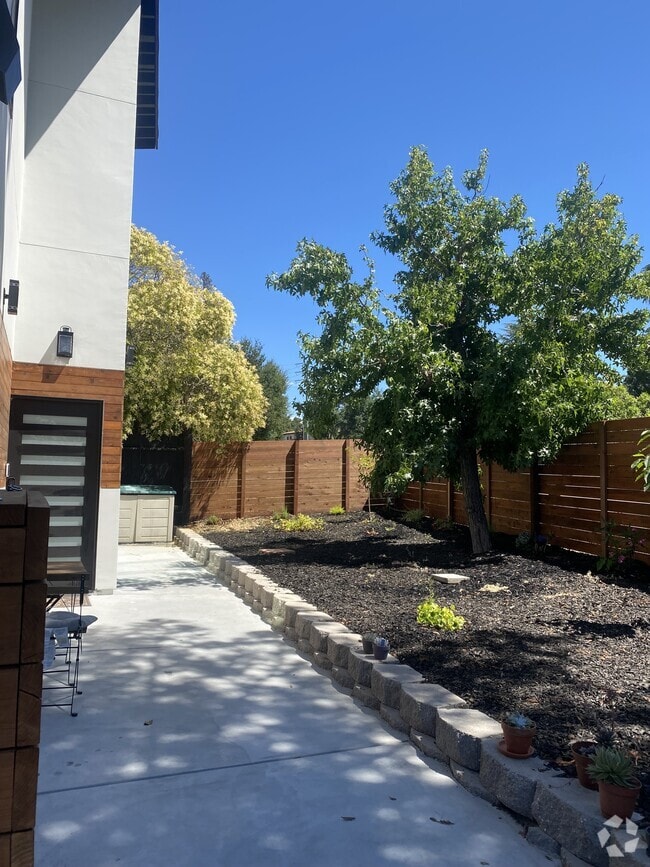 Building Photo - 2447 Alameda de las Pulgas