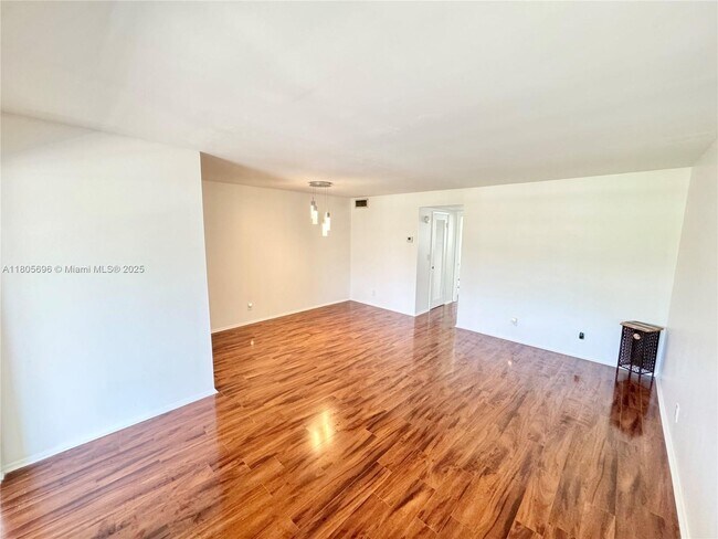 Foto del edificio - 300 Layne Blvd