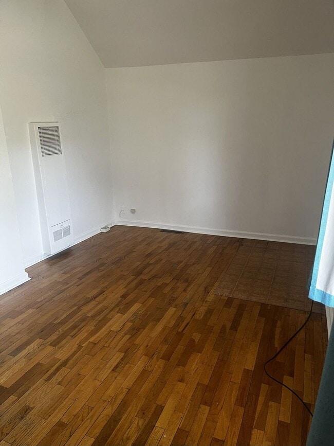 Building Photo - Charming 2-Bedroom Home with Expansive Bac...