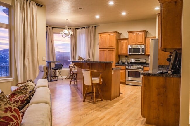 Building Photo - 2032 Eagle Crest Dr