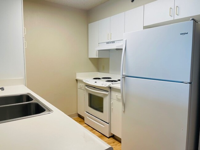 Foto del edificio - Partly Furnished 2-bedroom, 1-bath condo a...