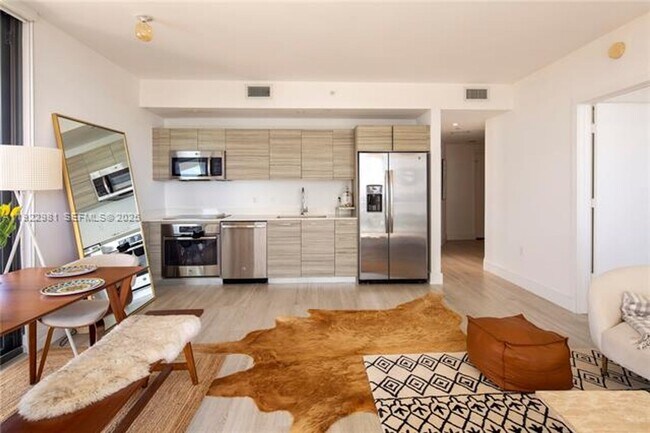 Foto del edificio - 121 NE 34th St