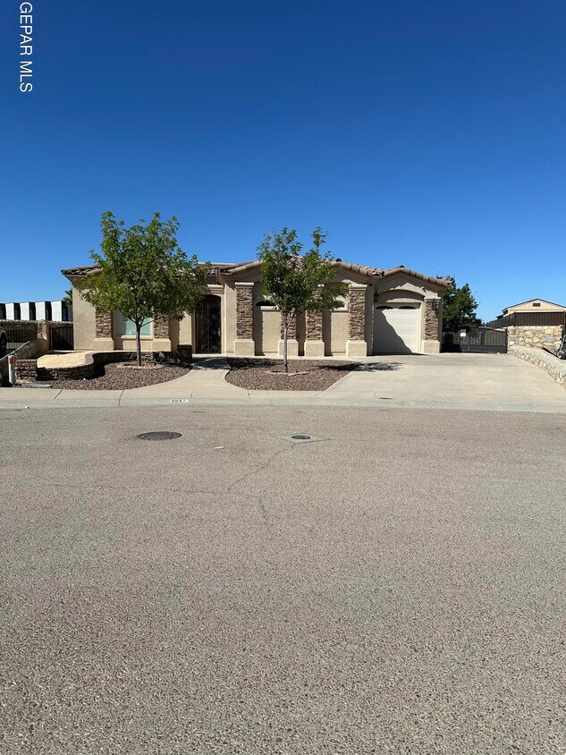 Primary Photo - 3837 Tierra Campa Dr