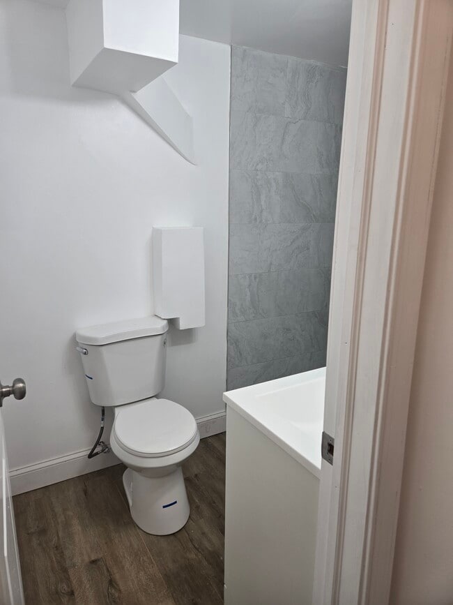 Building Photo - 909 Fairview Ave