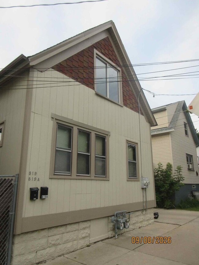Building Photo - 819 E Wright St
