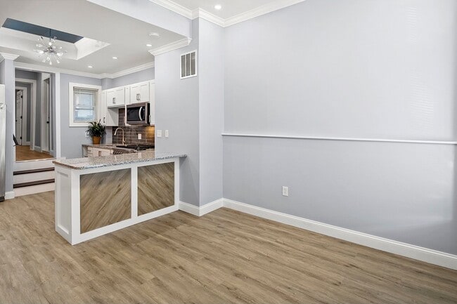 Building Photo - Beautifully renovated 3BR/3.5BA in Upper F...