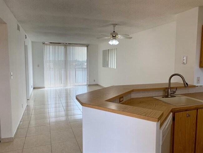 Foto del edificio - 8710 N Sherman Cir