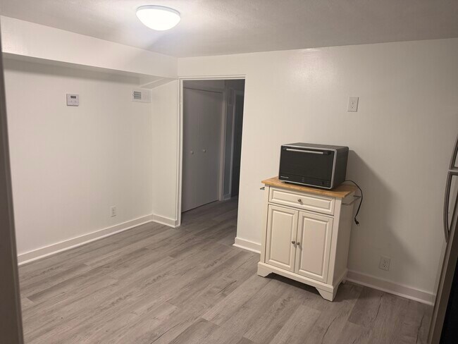 Horno de convección con carrito de cocina / Puerta de acceso al dormitorio - 201 Ridge Ave