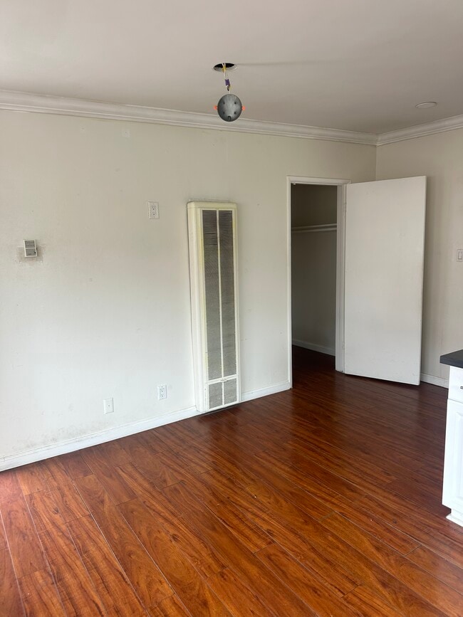 Building Photo - 4325 W 147th St