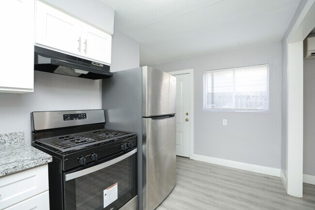 Foto del edificio - 8127 Colonial Ln