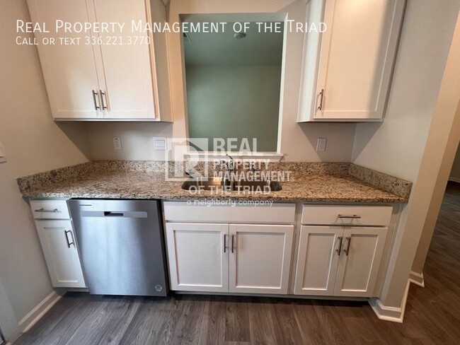 Building Photo - 3 bed/2.5 baths End Unit Townhome @ The Gr...
