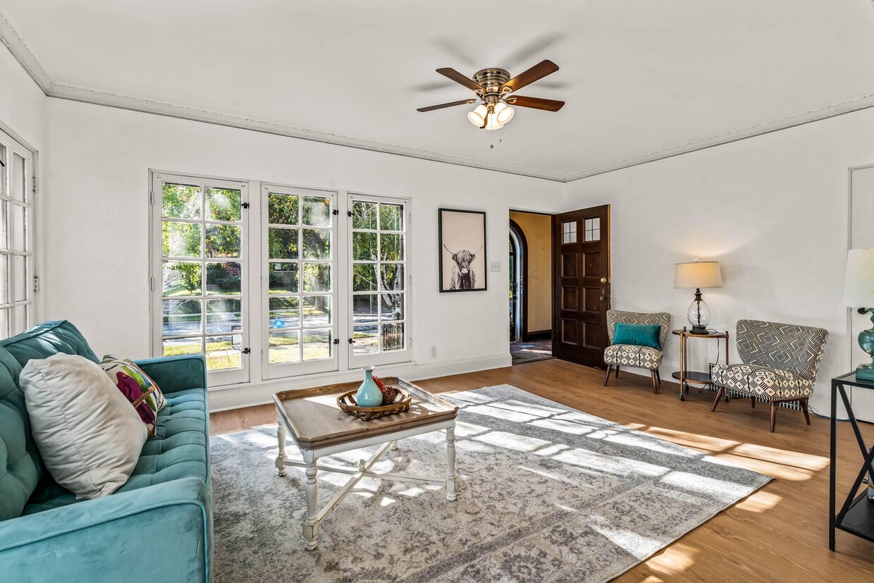 Primary Photo - Stunning 2BED/1BATH Colonial Style Lower