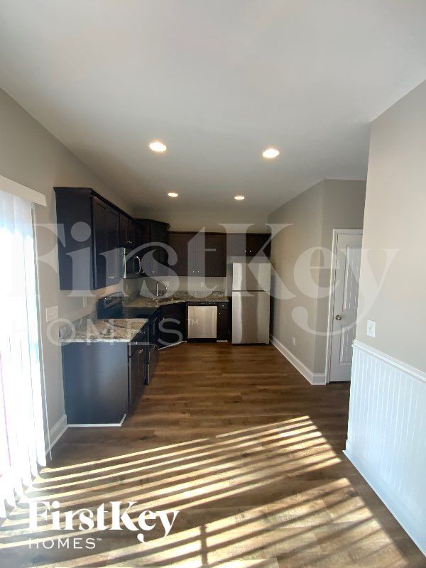 Building Photo - 260 Sterling Dr