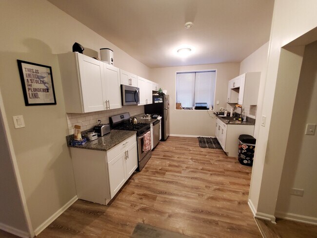 Foto del edificio - 3320 W Diversey Ave