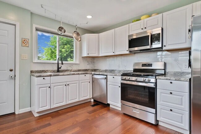 Building Photo - 3 bed 2 bath - fresh updates, central air, off street parking