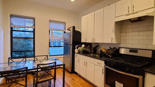 Foto del edificio - 137 Dekalb Ave