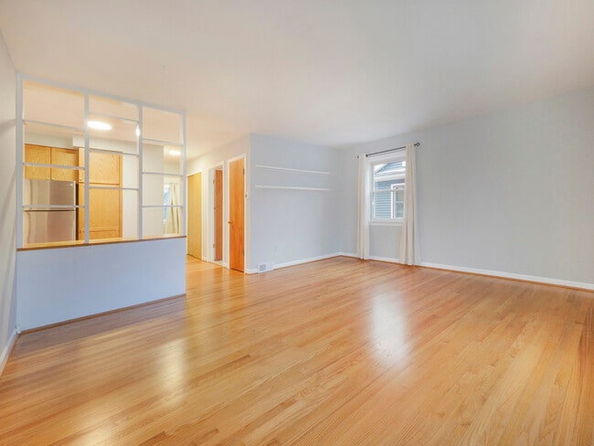Living room - 516 Berkley Ave