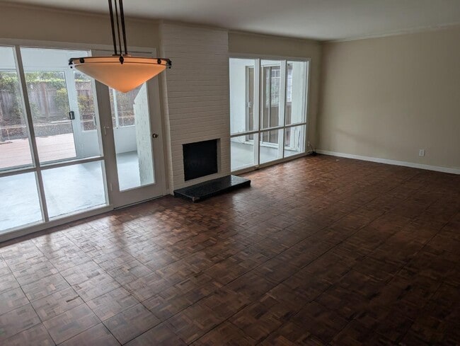Building Photo - 709 Pepper Dr