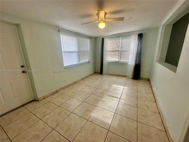 Building Photo - 6034 SW 39th St