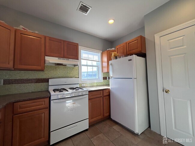 Foto del edificio - 664 Amboy Ave