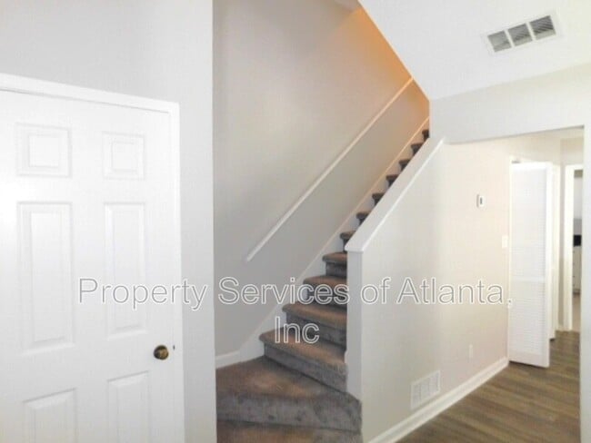 Building Photo - 502 Plymouth Ln