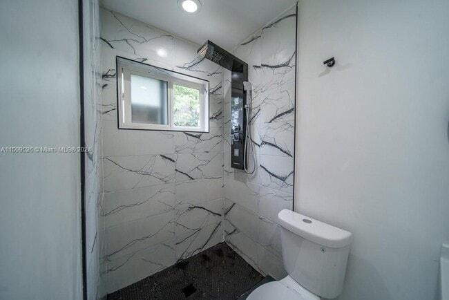 Building Photo - 1051 Park Dr