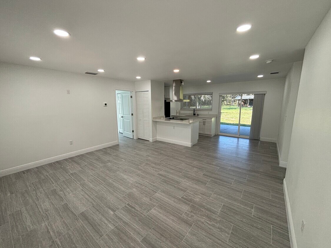 Foto principal - 15443 Peace Blvd